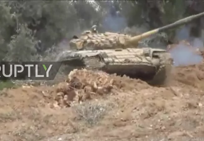 Quân đội Syria tấn công ác liệt phiến quân ngoại vi Damascus (Video) Xe tăng quân đội Syria chiến đấu trên vùng ngoại ô Damascus