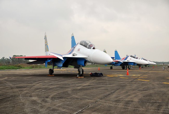 Xem phi đội Su-30SM “Tráng sĩ Nga” uy mãnh tại sân bay Nội Bài (video) Máy bay tiêm kích đa nhiệm Su-30SM trên sân bay Nội Bài