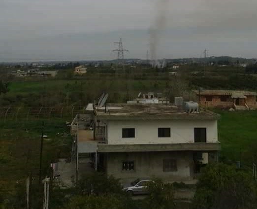 Căn cứ không quân Nga bị phiến quân Syria nã rocket Ảnh chụp từ xa vụ tập kích tên lửa vào hướng sân bay quân sự Hmeymin