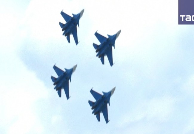 Xem phi đội Su-30SM “Tráng sĩ Nga” làm xiếc tại Malaysia (video) Đội bay Tráng sĩ Nga ở Malaisia