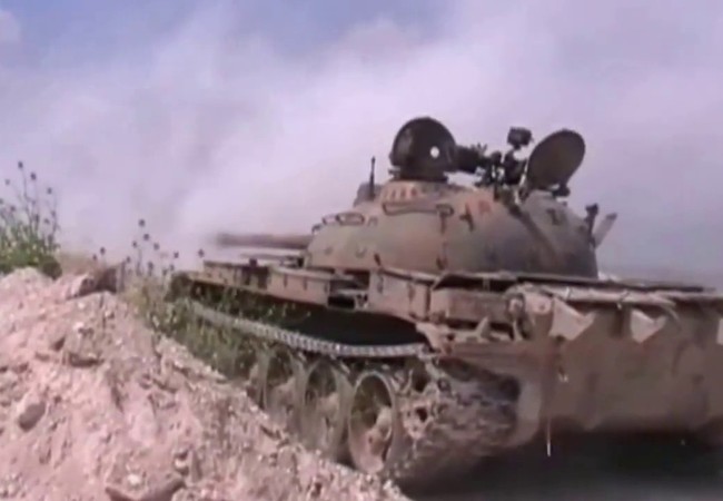 Tên lửa TOW Mỹ thiêu cháy 3 xe tăng quân đội Syria (video) Một chiếc xe tăng Syria đang pháo kích trên chiến trường