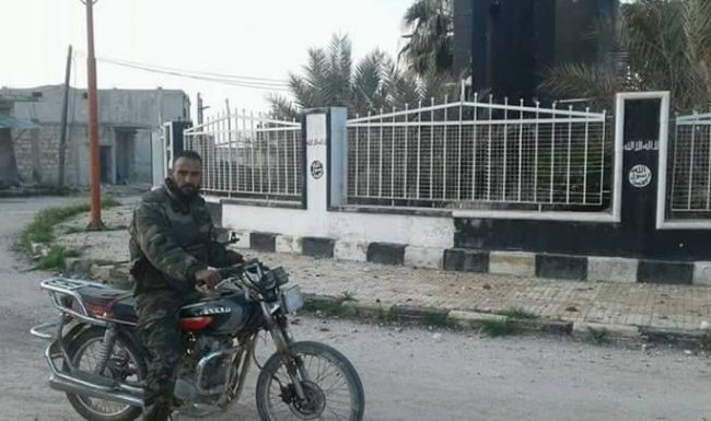 Quân đội Syria đè bẹp IS, chiếm thị trấn chiến lược đông Aleppo Người lính đầu tiên tiến vào thị trấn Deir Hafer