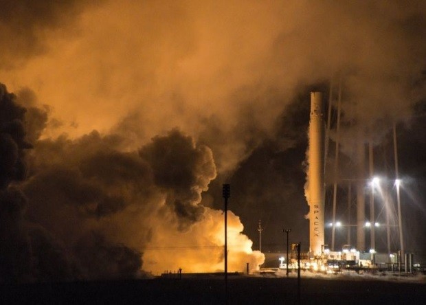 Công ty Space X hoàn thành thử nghiệm thành công tên lửa đẩy sử dụng nhiều lần Tên lửa đẩy Fancol 9 trên bệ phóng