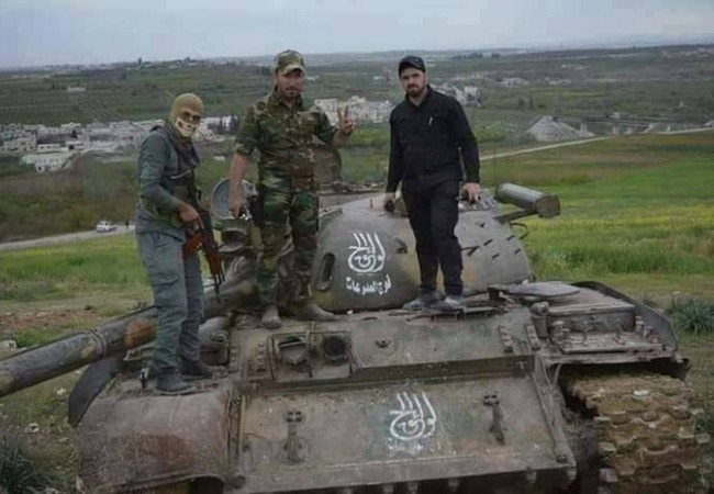 Chiến sự Syria: Quân chính phủ chiếm được vô số vũ khí phiến quân (video) Quânđội Syria thu chiến lợi phẩm một chiếc tăng T-55 của chiến binh thánh chiến ở Hama