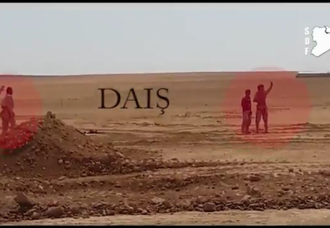 Video: Chiến binh người Kurd bắn hạ tù binh IS 4 tù binh IS, bị lực lượng SDF bắn hạ