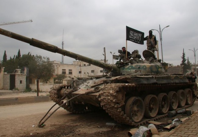 Chiến sự Syria: Quân Assad lại bại trận tại Hama (video) Xe tăng tổ chức khủng bố bố Hay'at Tahrir Al-Sham trên chiến trường Hama
