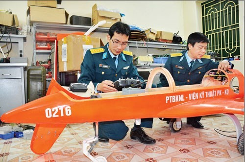 Đột nhập “lò” sản xuất máy bay không người lái Viettel (video) Đại tá Đoàn Hồng Việt (bên phải), Trưởng phòng và Đại úy Phạm Đình Hưng, Phó trưởng Phòng Nghiên cứu phương tiện bay không người lái, kiểm tra một chiếc máy bay không người lái.