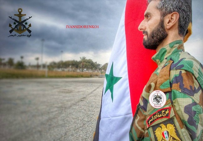 Nga “ra lò” trung đoàn lính thủy đánh bộ Syria sẵn sàng chiến đấu (video) Một lính thủy đánh bộ Syria dưới cờ