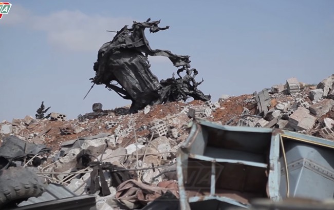 Cận cảnh đòn tập kích tên lửa Tomahawk Mỹ vào căn cứ không quân Syria (video) Một cảnh phương tiện bị tàn phá ở sân bay Ash Sha'irat thuộc tỉnh Homs, Syria.
