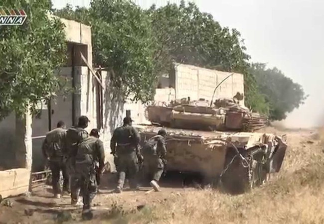 Chiến sự Syria: Sập bẫy phục kích cả nhóm phiến quân mất mạng (chùm video) Binh sĩ Syria tấn công cùng xe tăng