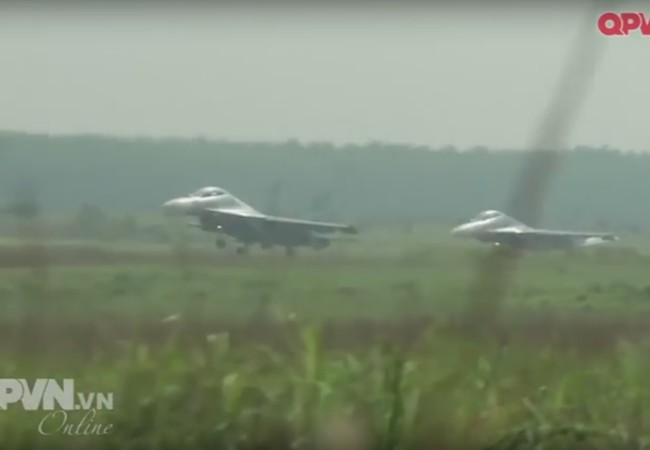 Xem phi công chiến đấu Việt Nam “rèn” bài bay khó (video) Máy bay tiêm kích Su-30MK2 thuộc sư 370 cất cánh