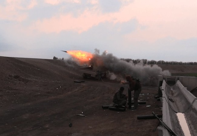 Chiến sự Syria: hỏa lực Mỹ càn quét, quân SDF tiến đánh cứ địa phiến quân IS Lực lượng Dân chủ Syria SDF tấn công bằng tên lửa trên chiến trường Raqqa