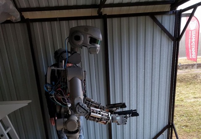 Robot Nga có thể bắn hai tay hai súng, lái xe, dập lửa... (video) Robot FEDOR sử dụng súng ngắn hai tay