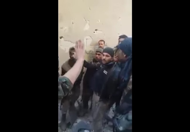 Phiến quân Syria nộp súng đầu hàng ở ngoại ô Damascus (video) Chiến binh thánh chiến đầu hàng ở ngoại ô Damascus