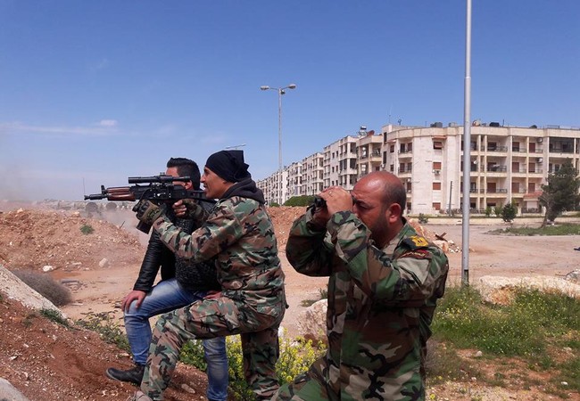 Quân đội Syria vây dồn phiến quân ngoại vi Damascus vào tuyệt địa (video) Binh sĩ quân đội Syria trên chiến trường Al-Qaboun, Damascus