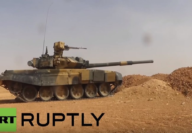 Sát thủ diệt tăng TOW Mỹ lại “bó tay” trước T-90 Nga (video) Xe tăng T-90 quân đội Syria trên chiến trường Hama