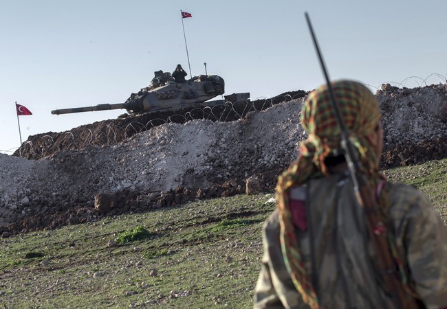 Thổ Nhĩ Kỳ tấn công người Kurd, SDF Syria bắn cháy nhiều xe tăng (video) Xe tăng Thổ Nhĩ Kỳ trên vùng biên giới Syria