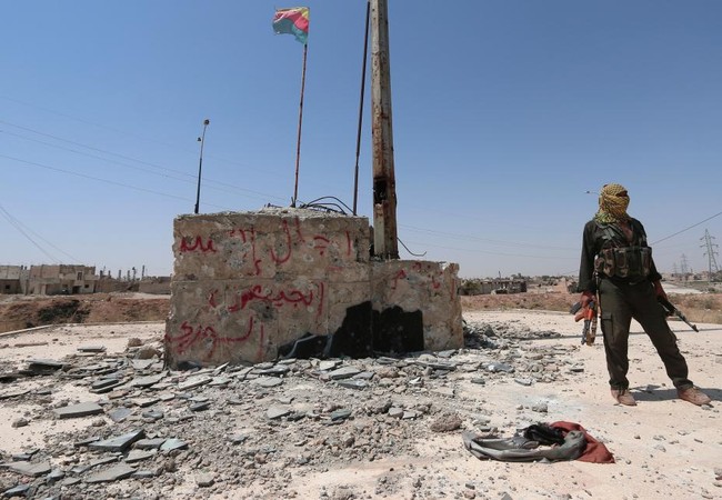 Chiến sự Syria: Thổ Nhĩ Kỳ tấn công người Kurd buộc SDF ngừng đánh “thủ đô” IS Chiến binh người Kurd trên biên giới Syria với Thổ Nhĩ Kỳ