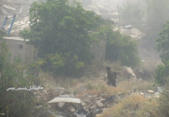 Quân đội Syria giao chiến ác liệt với phiến quân cố thủ ngoại vi Damascus (video) Xe tăng quân đội Syria trên chiến trường Al-qaboun, Damascus