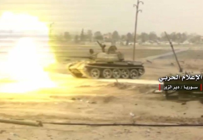 Chảo lửa Deir Ezzor: Quân đội Syria diệt hàng chục phiến quân IS Xe tăng Syria pháo kích ở Deir Ezzor