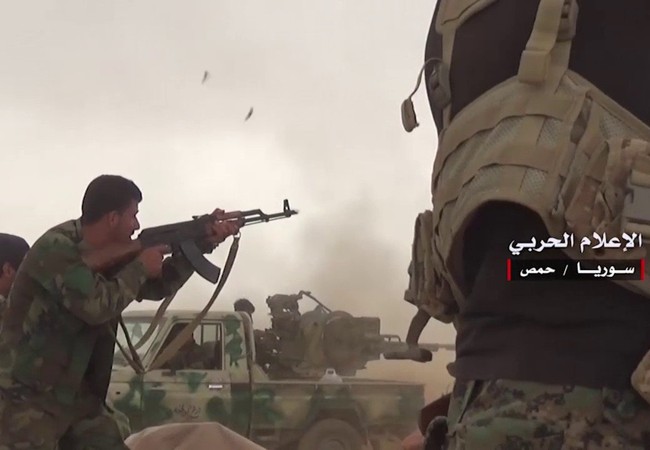 Quân đội Syria đập tan IS, diệt hàng chục phiến quân ở Homs (video) Binh sĩ Syria đánh trả cuộc tấn công của IS trên vùng sa mạc tỉnh Homs