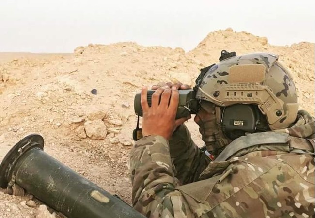 Chiến trường Palmyra: Quân đội Syria tấn công ác liệt IS sau thất bại Một binh sĩ, có thể là đặc nhiệm Nga đang theo dõi tình tình trên chiến trường Palmyra