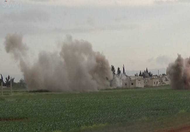 Chiến sự Hama: Quân đội Syria dội bão lửa vào khủng bố thánh chiến (video) Một trận pháo kích của quân đội Syria vào thị trấn Al-Latamneh trên vùng nông thôn miền bắc Hama