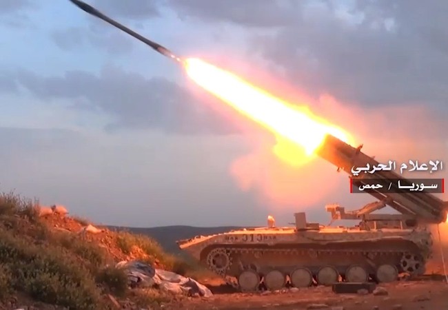 Quân đội Syria tấn công đoạt 2 cứ điểm IS trên chiến trường Homs (video) Quân đội Syria pháo kích ác liệt trong dãy núi Al-Shumariyah, tỉnh Homs