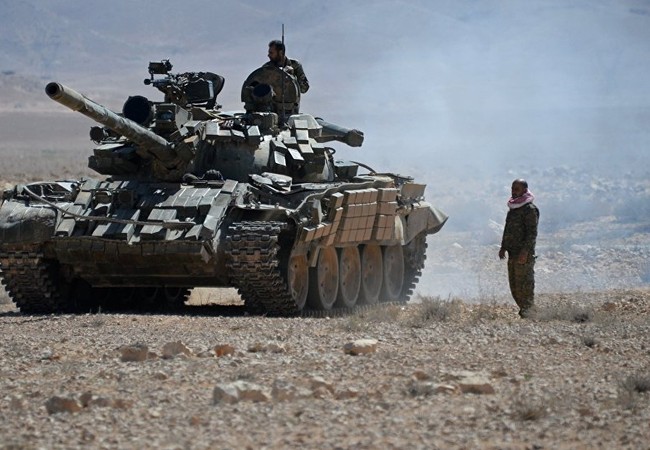 Quân đội Syria đập tan phiến quân IS, chiếm dãy núi chiến lược bắc Palmyra (video) Xe tăng quân đội Syria trên chiến trường Palmyra