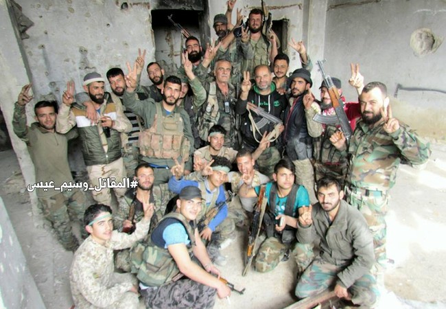 Chiến sự Syria: Quân Assad dồn dập tấn công phiến quân cố thủ ngoại vi Damascus (video) Binh sĩ quân đội Syria trên chiến trường khu vực Al-Qaboun