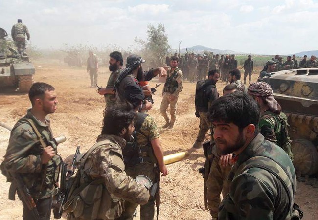 Quân đội Syria đập tan địch, chiếm cứ điểm phiến quân ở Hama Một nhóm binh sĩ Syria chuẩn bị tấn công