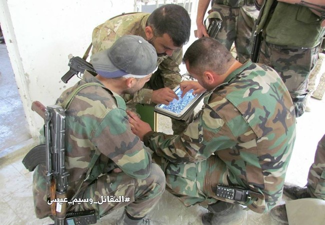 Chiến sự Syria: Quân Assad đánh sập hầm chôn phiến quân, khủng bố sắp đầu hàng ở Damascus Binh sĩ quân đội Syria chiến đấu trên chiến trường Al-Qaboun, sử dụng máy tính bảng để tổ chức tấn công