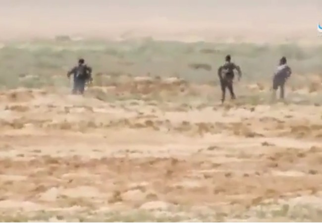 Lọt bẫy phục kích IS, nhóm binh sĩ Syria thành bia sống (video) Binh sĩ quân đội Syria rút lui trong làn đạn của IS