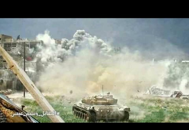 8.000 phiến quân Syria đầu hàng, giao nộp hai quận ngoại ô Damascus Xe tăng quân đội Syria chiến đấu trên chiến trường Al-Qaboun, Damascus