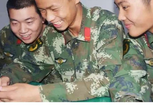 Trung Quốc phát triển phần mềm kiểm soát điện thoại di động Binh sĩ quân đội Trung Quốc với điện thoại smartphone