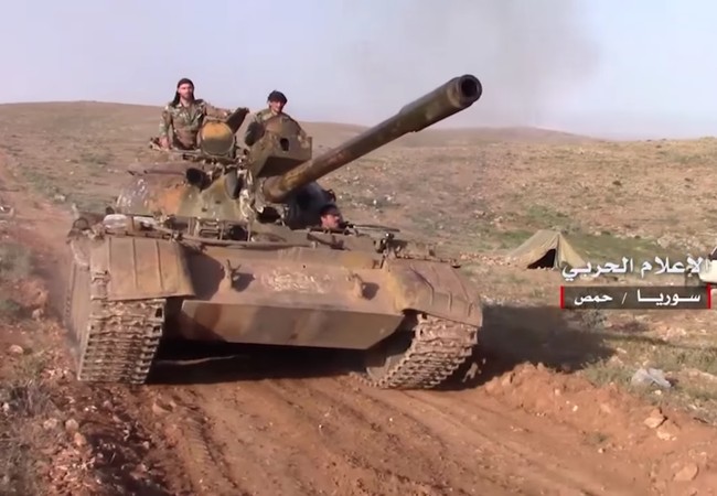 Quân đội Nga, Syria hạ quyết tâm tiêu diệt IS trong tháng 5 Xe tăng quân đội Syria tiến công trên chiến trường Hama