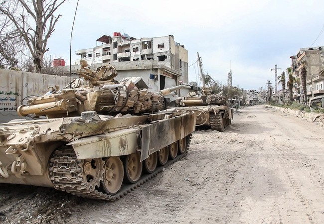 Chiến sự Syria: Quân Assad giao chiến dữ dội với IS tại Deir Ezzor (video) Những chiếc xe tăng quân đội Syria, tơi tả trong những trận chiến bất tận