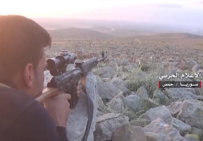 Quân đội Syria đánh chiếm liên tiếp 3 cao điểm IS ở Palmyra (video) Binh sĩ bắn tỉa trên chiến trường phía đông tỉnh Homs
