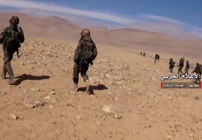 Quân đội Syria giáng trả phiến quân thánh chiến được Mỹ hậu thuẫn tại Hama (video) Binh sĩ quân đội Syria chiến đấu trên miền đông Hama