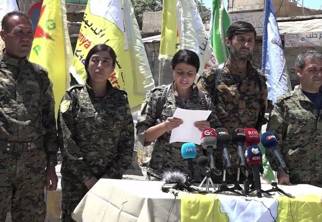 Chiến sự Syria: SDF diệt sạch IS, giải phóng thành phố và đập Tabqa (video) Đại diện Lực lượng Dân chủ Syria SDF đọc tuyên bố giải phóng hoàn toàn thành phố Tabqa