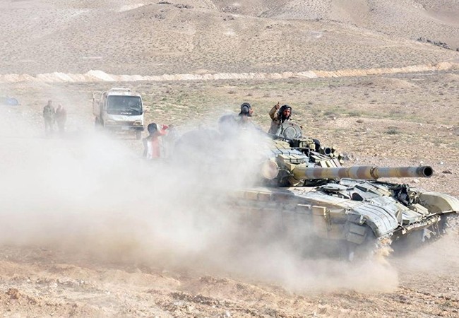 Chiến sự Palmyra: Quân đội Syria tiếp tục tấn công IS Xe tăng quân đội Syria tiến công trên vùng sa mạc tỉnh Homs
