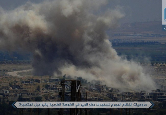 Cả ngàn phiến quân Syria quy hàng chính phủ, giải giáp tại chiến trường Daraa Máy bay trực thăng quân đội Syria ném bom dữ dội làng Mughr al-Meer