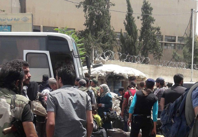 Chiến sự Syria: Hàng ngàn phiến quân quy hàng chính phủ, di tản đến Idlib Nhóm chiến binh thánh chiến di tản từ Al-Qaboun về tỉnh Idlib