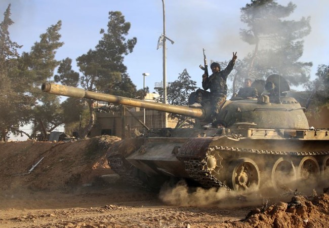 “Hổ Syria” đè bẹp phiến quân, chiếm liên tiếp 3 cứ địa IS ở đông Aleppo Xe tăng quân đội Syria tấn công trên chiến trường Aleppo