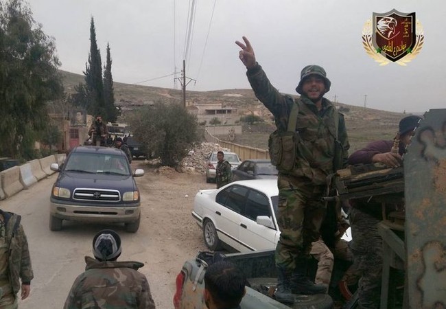 IS tấn công thảm sát, hơn 180 dân thường Syria thương vong Một đơn vị vũ trang địa phương NDF trên đường tiếp viện khu vực giao chiến với IS