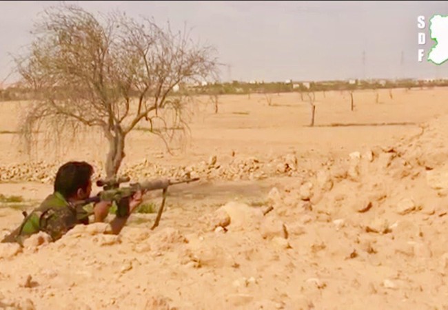 Chiến sự Syria: SDF liên tiếp đánh chiếm cứ địa IS, tiến sát sào huyệt Raqqa Một xạ thủ bắn tỉa người Kurd trên chiến trường gần thành phố Raqqa