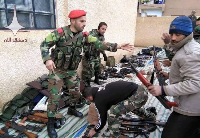 Quân đội Syria tiếp tục giải phóng cứ địa phiến quân ở ngoại vi Damascus (chùm video) Binh sĩ quân đội Syria thu vũ khí giao nộp của chiến binh thánh chiến ở miền đông Damascus