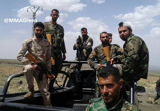 Bất chấp Mỹ không kích, quân đội Syria vẫn tiến về biên giới Iraq Lực lượng quân tình nguyện người Shitte Syria trên chiến trường gần biên giới Iraq