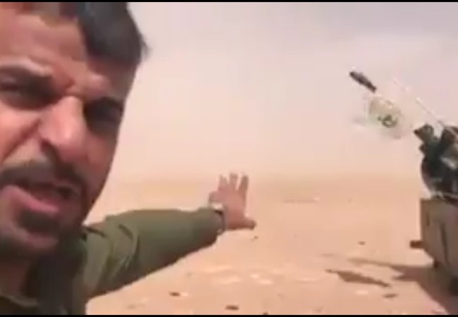 Chiến sự Syria: Quân tình nguyện Iraq nổ súng bắn máy bay Mỹ (video) Quân tình nguyện Iraq bắn máy bay Mỹ trên biên giới Syria
