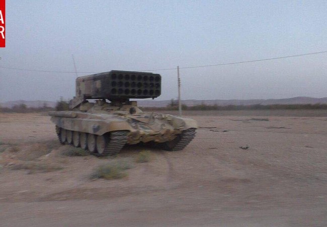 “Hung thần” phản lực nhiệt áp Nga sắp xung trận cùng quân đội Syria Tổ hợp pháo phản lực nhiệt áp TOS-1 trên sa mạc phía nam Syria